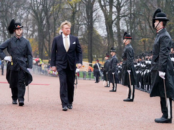 Kong Willem-Alexander inspiserer æresgarden. Foto: Terje Bendiksby / NTB